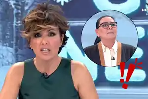 Sonsoles Ónega, presentadora de televisión, con expresión seria aparece en un estudio, mientras que en un recuadro se muestra a María del Monte con gafas y expresión pensativa, junto a un signo de exclamación rojo.