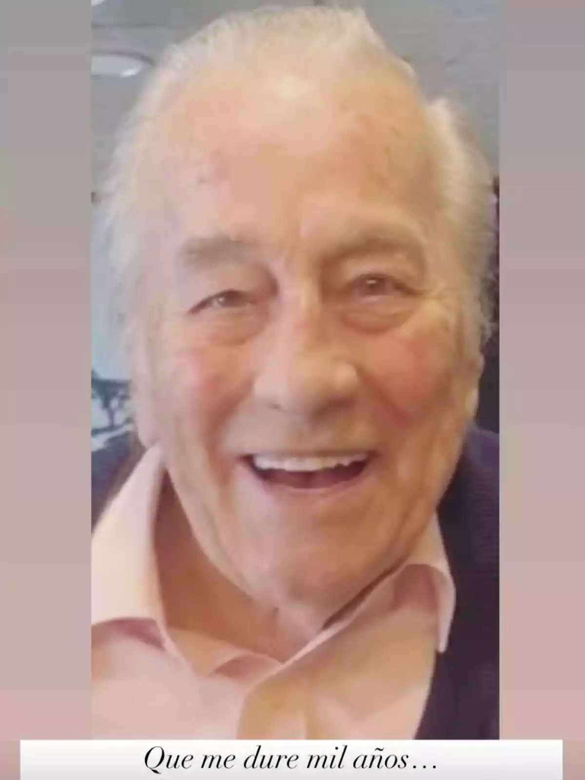 Victoriano Valencia mayor sonriente con camisa rosa y suéter oscuro, acompañado de la frase que me dure mil años Victoriano Valencia mayor sonriente con camisa rosa y suéter oscuro, acompañado de la frase que me dure mil años