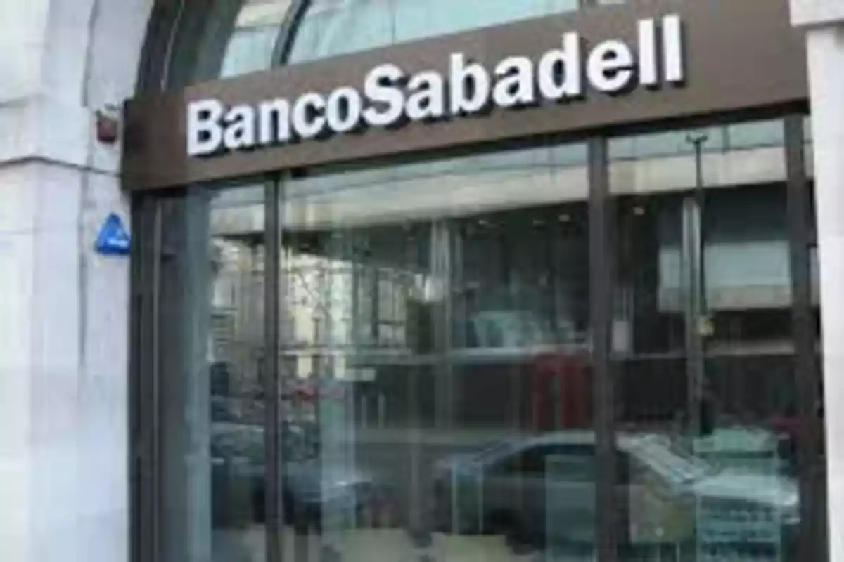 Fachada de una sucursal Banco Sabadell