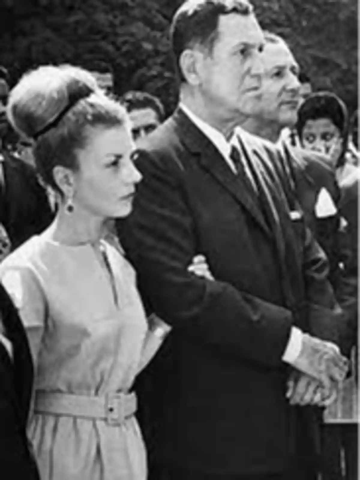 Personas de pie en una ceremonia formal.