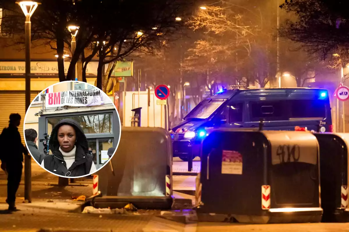 Una calle iluminada por farolas con un vehículo policial y contenedores en primer plano, con un recuadro que muestra a una persona frente a un cartel del Día Internacional de la Mujer.