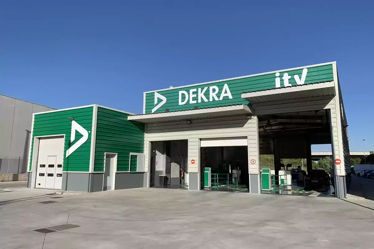 Edificio de una estación de inspección técnica de vehículos con el logo de DEKRA en la fachada.