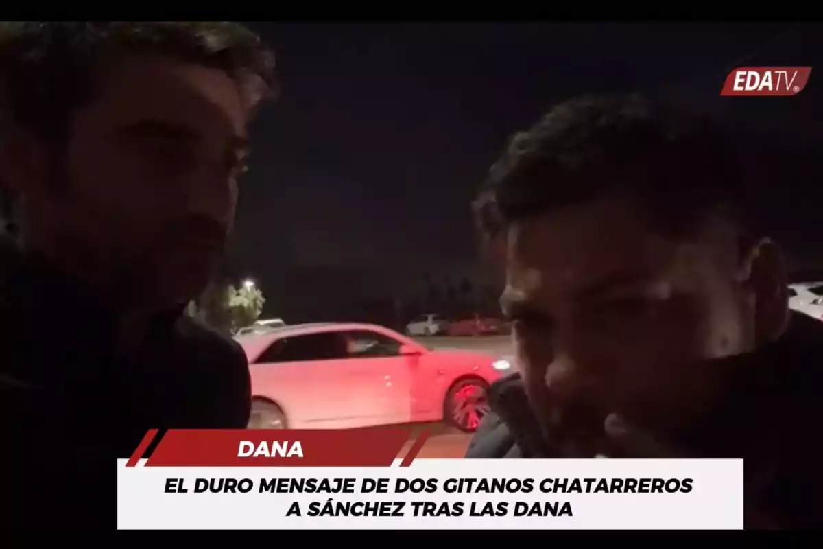 Dos hombres en una calle oscura con un coche rojo al fondo y un texto en la parte inferior que dice "El duro mensaje de dos gitanos chatarreros a Sánchez tras las DANA"