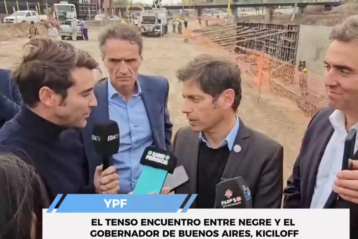 Personas en una entrevista en un sitio de construcción con el título "YPF: El tenso encuentro entre Negre y el gobernador de Buenos Aires, Kiciloff".