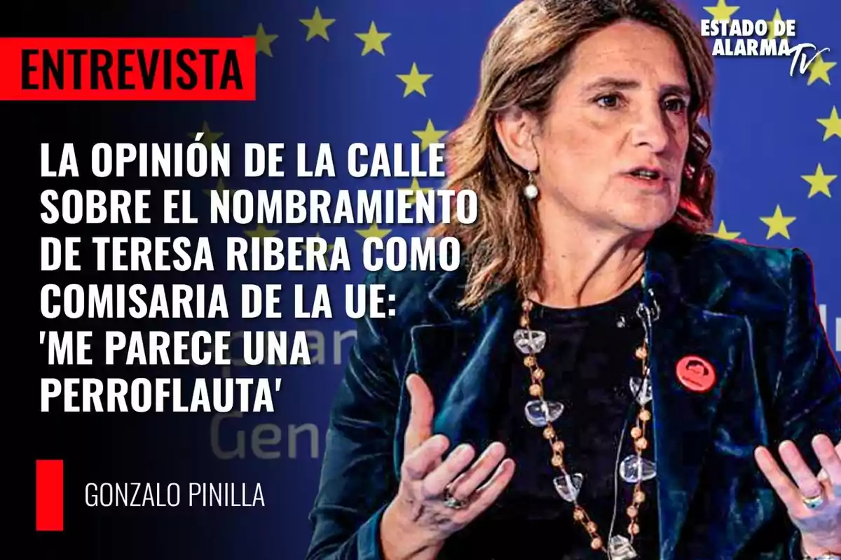 Una mujer hablando frente a un fondo con estrellas amarillas y texto que menciona una entrevista sobre la opinión pública respecto al nombramiento de Teresa Ribera como comisaria de la UE.