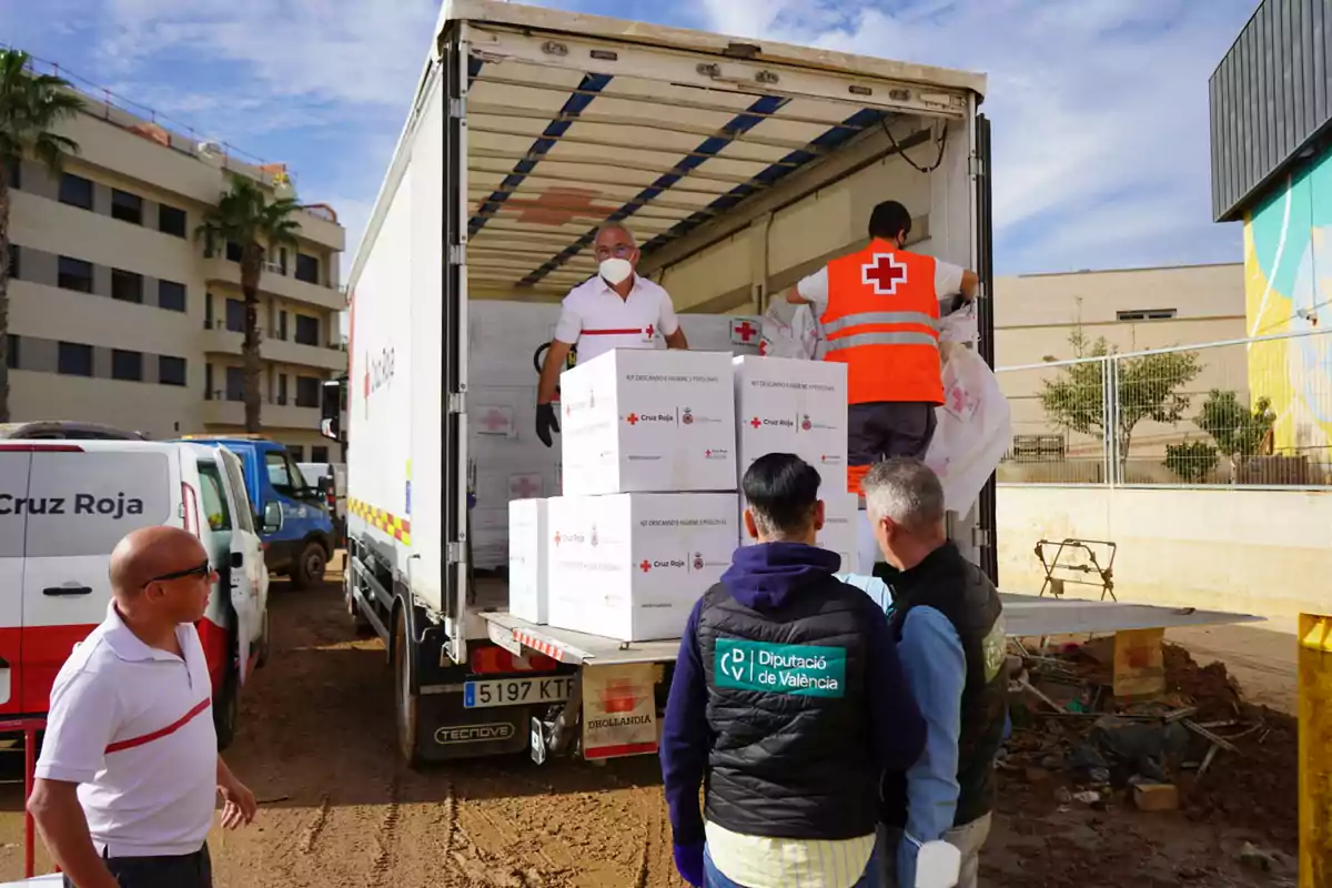 La Diputación de València y Cruz Roja entregando kits de abrigo en municipios afectados por la DANA