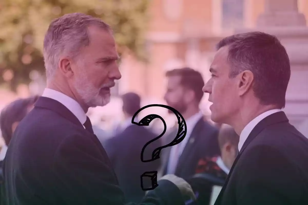 Dos hombres de traje conversando al aire libre con un signo de interrogación superpuesto.