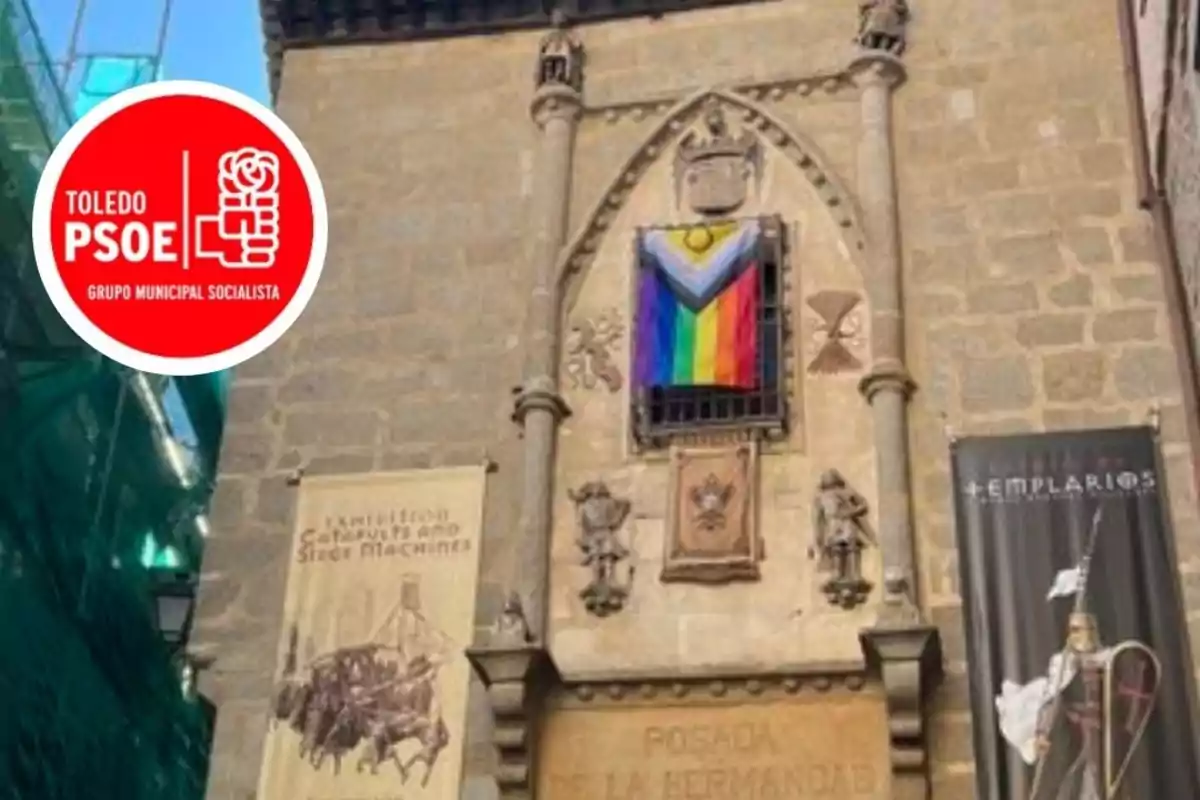 Imagen de la bandera LGTBI colocada en un museo de Toledo