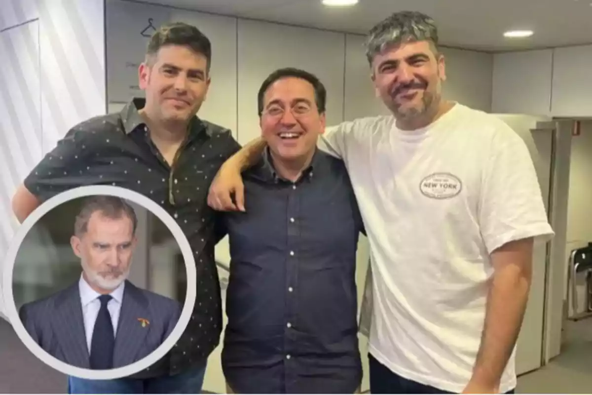 Tres hombres posan juntos sonriendo, mientras que en la esquina inferior izquierda hay una imagen insertada de un hombre con traje y corbata.