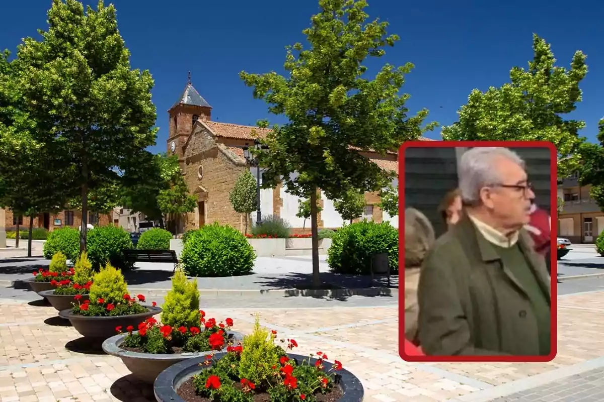 Plaza con árboles y flores en macetas grandes, con una iglesia de fondo y un recuadro que muestra a un hombre mayor con gafas y cabello canoso.