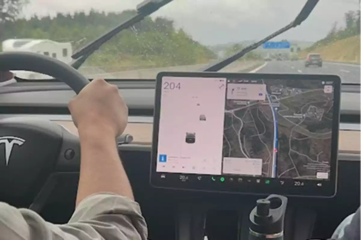 Persona conduciendo un automóvil Tesla a 204 kilometros por hora con el sistema de navegación y control de velocidad en la pantalla central.