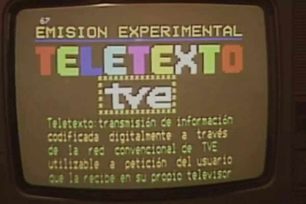 Pantalla de televisor antiguo mostrando una emisión experimental de teletexto de TVE con texto en colores y explicación sobre la transmisión de información digital Pantalla de televisor antiguo mostrando una emisión experimental de teletexto de TVE con texto en colores y explicación sobre la transmisión de información digital