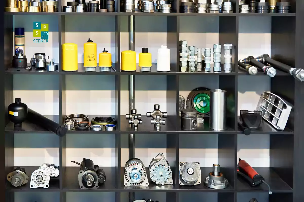 Estante con diferentes piezas y repuestos metálicos y filtros de color amarillo organizados en compartimentos