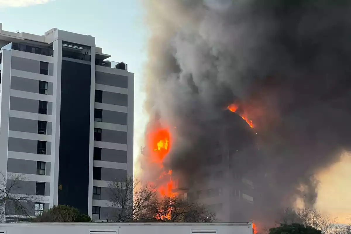 Un devastador incendio arrasó con un edificio en el barrio de Campanar de Valencia