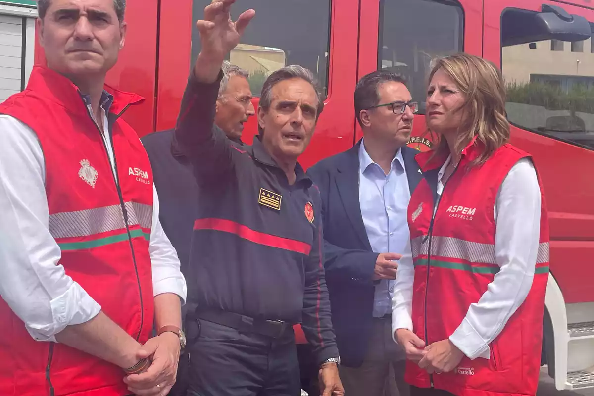 La alcaldesa de Castellón junto a los bomberos