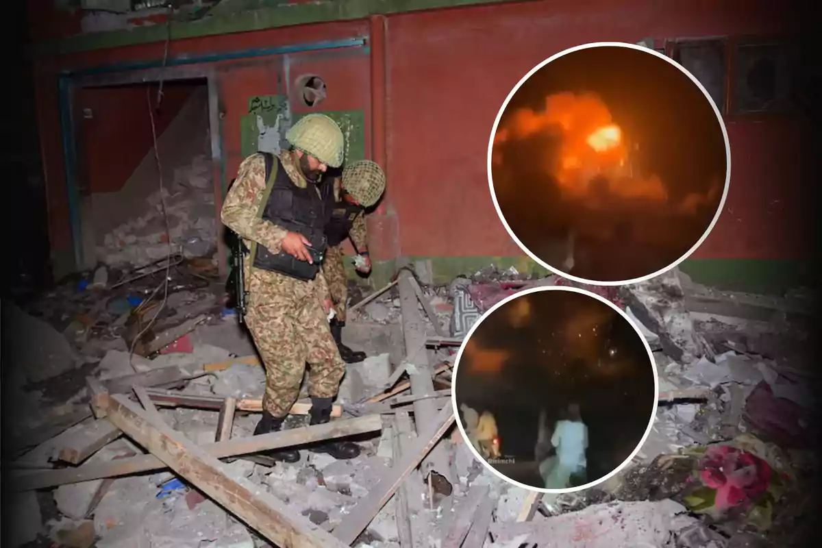 Un soldado con uniforme de camuflaje y casco camina entre escombros en un edificio dañado, mientras dos imágenes circulares muestran explosiones en un entorno oscuro.