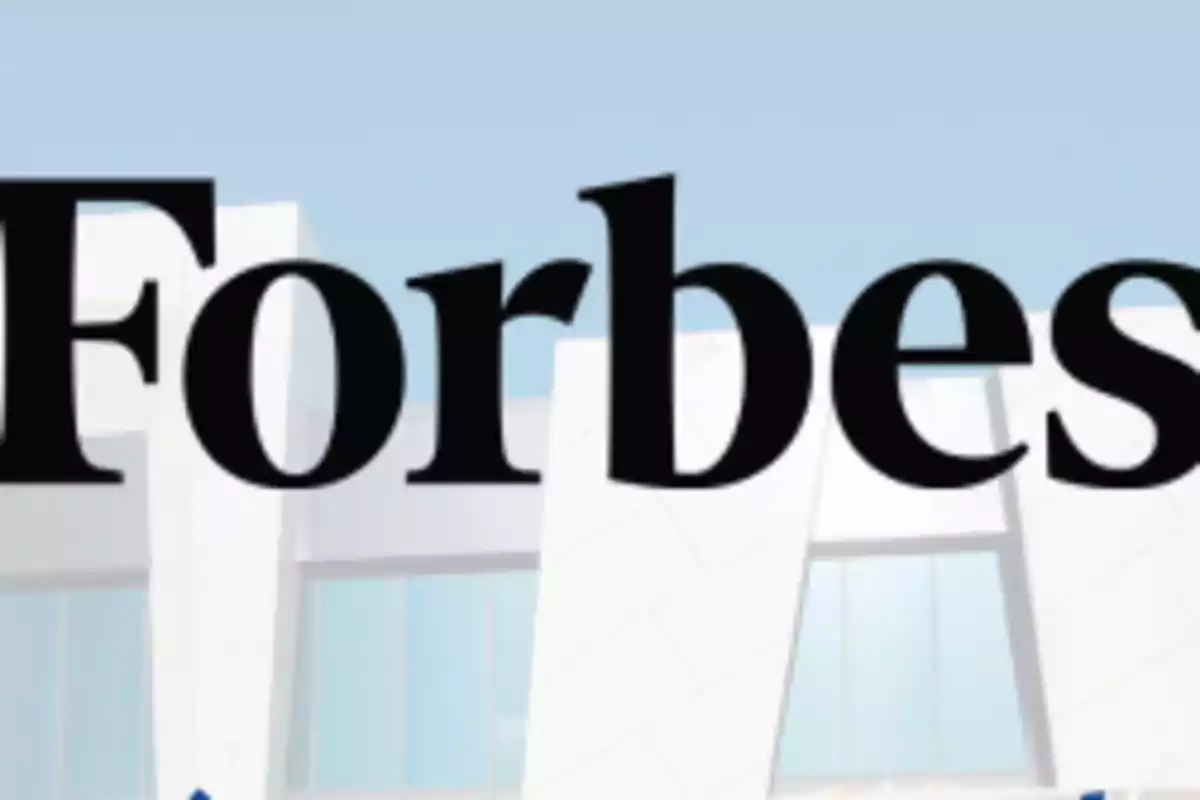 Logo de Forbes sobre un fondo de edificio moderno.