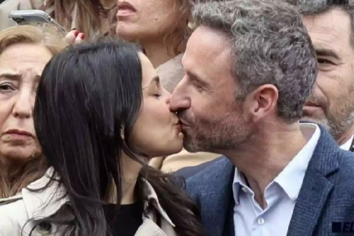 Inés Arrimadas con su novio dándose un beso
