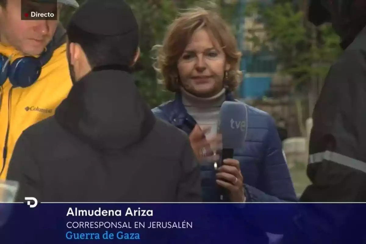 Capture of Almudena Ariza being interrupted while live on the Telediario in Jerusalem Capture of Almudena Ariza being interrupted while live on the Telediario in Jerusalem