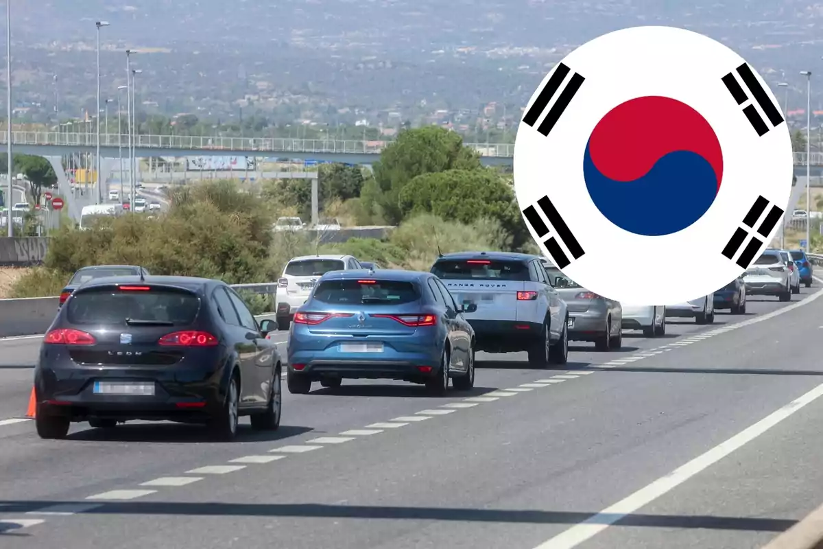 Una fila de coches en una carretera con la bandera de Corea del Sur superpuesta.