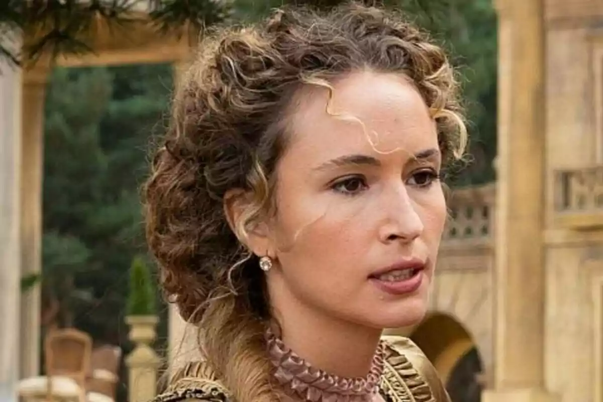 La actriz Marina Sabadell interpretando a Irene en 'Valle Salvaje' con cabello rizado y vestido de época en un entorno al aire libre. La actriz Marina Sabadell interpretando a Irene en 'Valle Salvaje' con cabello rizado y vestido de época en un entorno al aire libre.