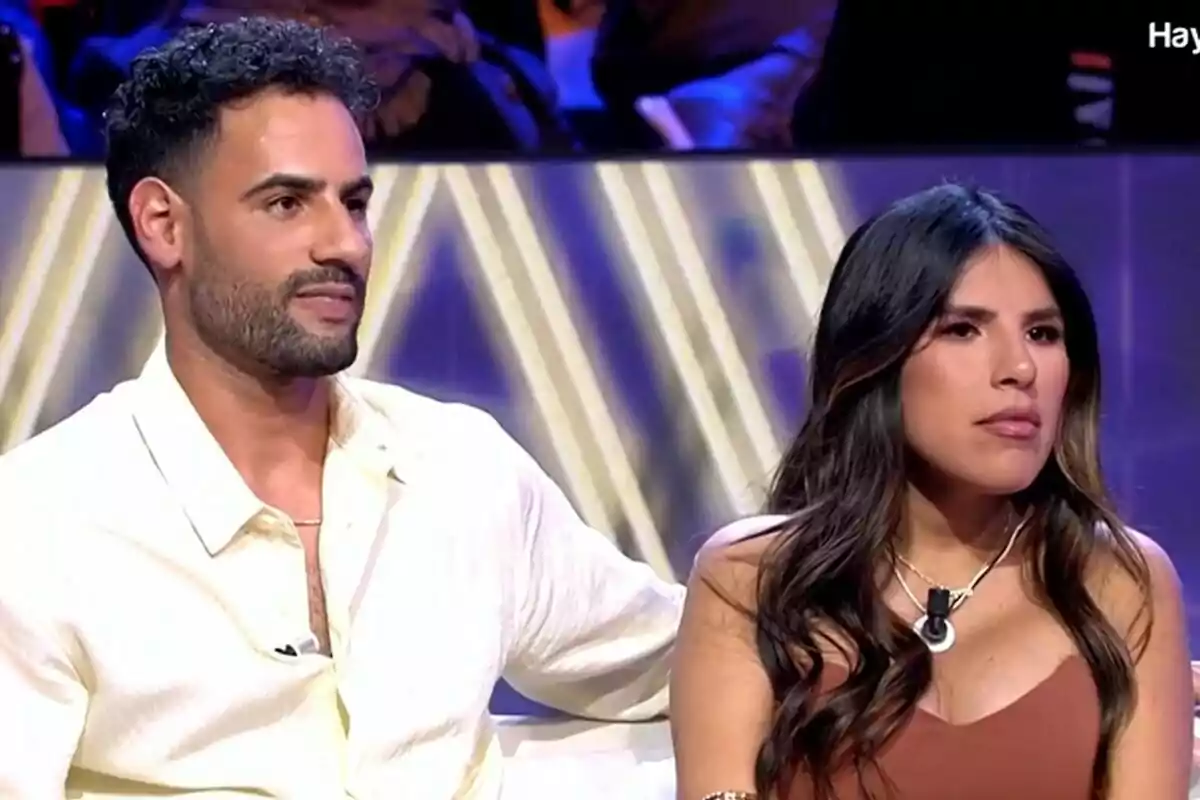 Asraf Beno e Isa Pantoja sentada en De Viernes, ambos con expresiones serias y atentos a la conversación. Asraf Beno e Isa Pantoja sentada en De Viernes, ambos con expresiones serias y atentos a la conversación.