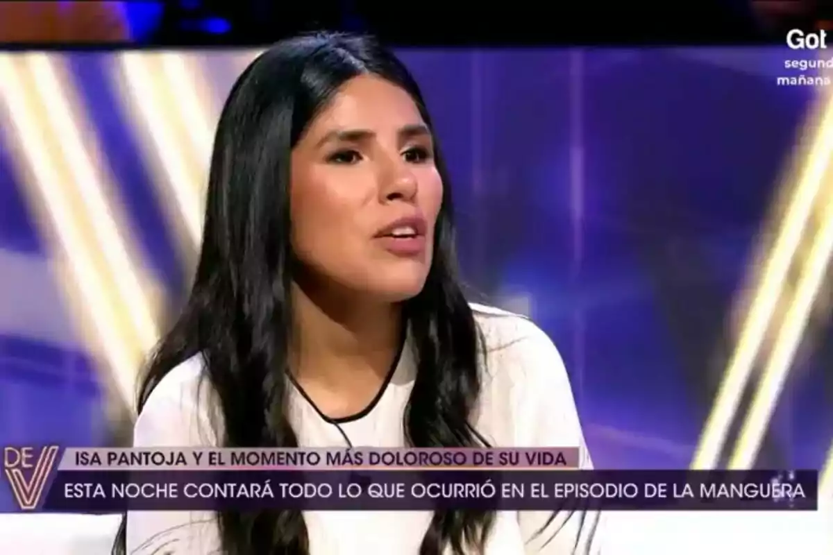 Isa Pantoja de cabello oscuro hablando en De Viernes con gráficos en pantalla que anuncian un tema personal importante.