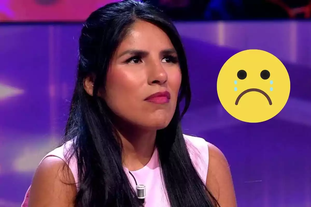 Montaje de Isa Pantoja, con expresión seria en un programa de televisión, con un emoji triste al lado.