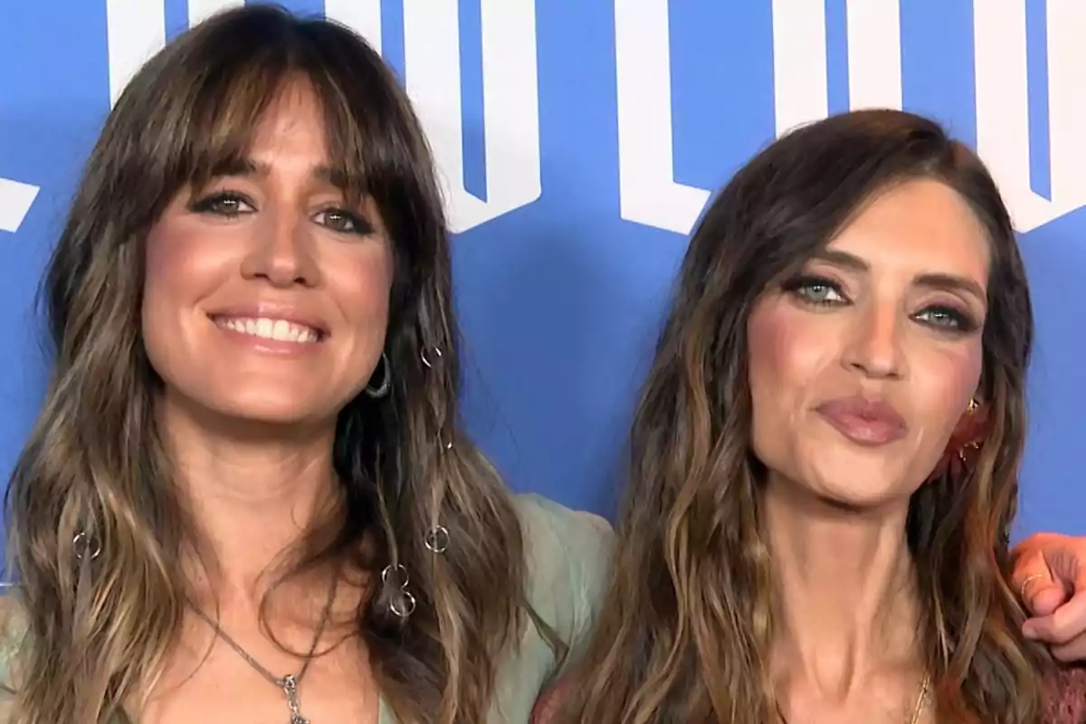 Isabel Jiménez y Sara Carbonero posando juntas frente a un fondo azul con letras blancas. Isabel Jiménez y Sara Carbonero posando juntas frente a un fondo azul con letras blancas.