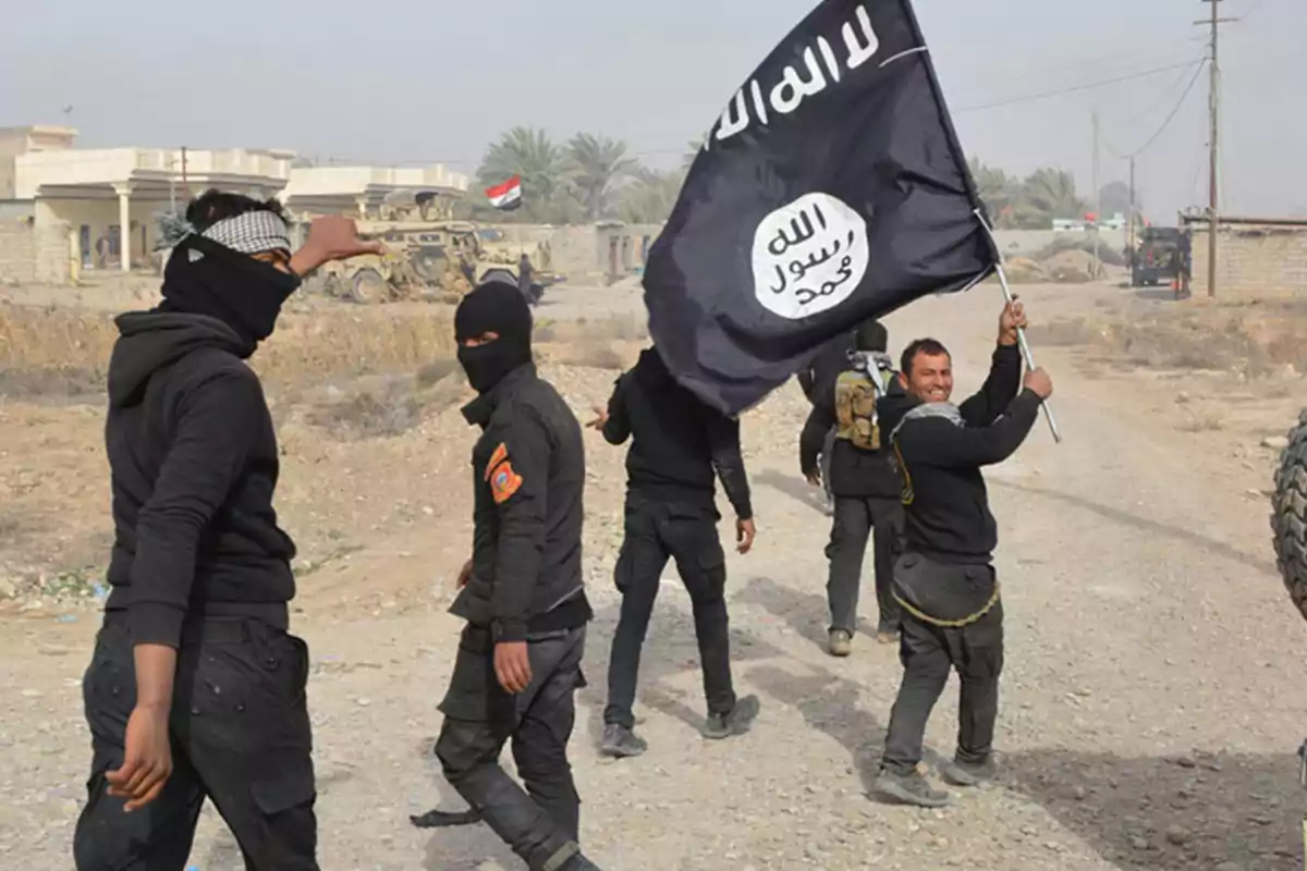 Hombres sujetando una bandera negra Hombres sujetando una bandera negra