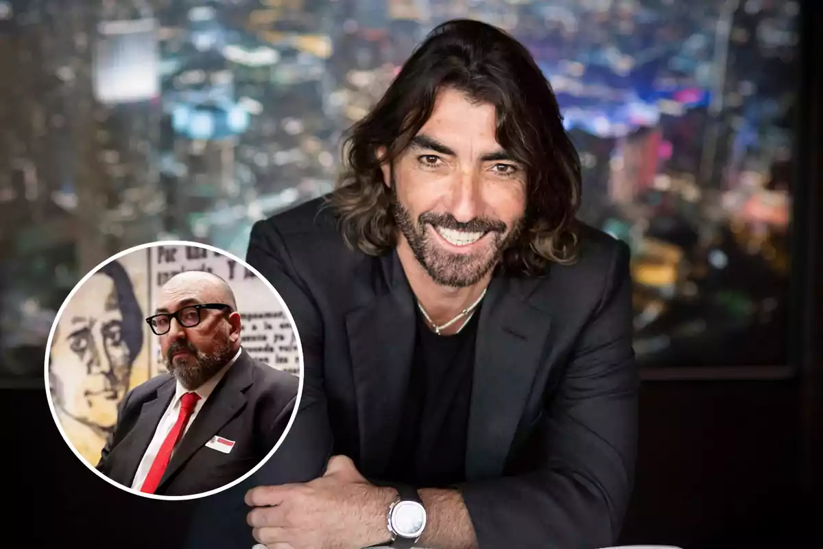 Un hombre sonriente con cabello largo y barba en primer plano, con una ciudad iluminada de fondo y un recuadro que muestra a otro hombre con gafas y traje.