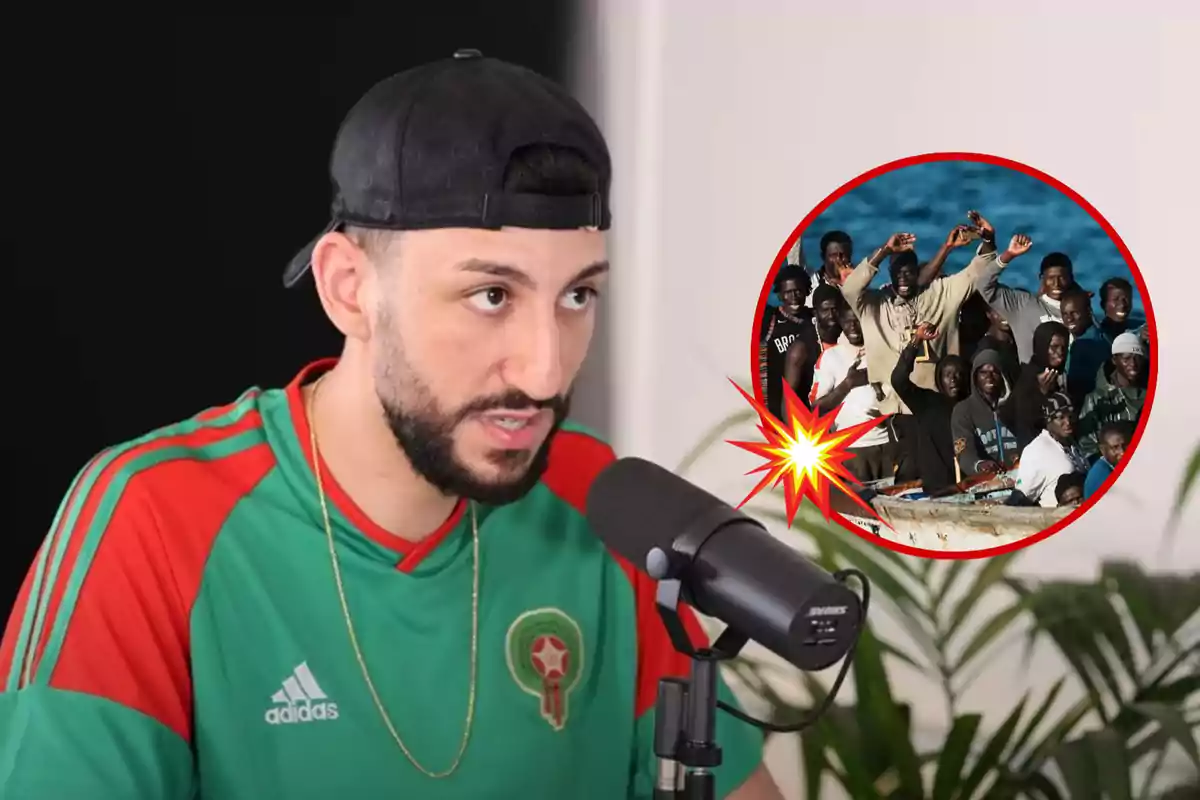 Un hombre con camiseta verde y roja de Adidas y gorra negra habla frente a un micrófono, con una imagen circular de un grupo de personas en un bote en el fondo.