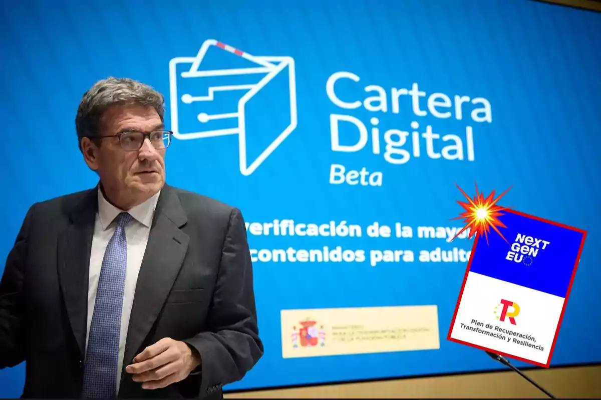 Un hombre con gafas y traje oscuro está de pie frente a una pantalla azul que muestra el texto "Cartera Digital Beta" y un logotipo de un sobre digital, junto a un cartel que dice "Next Gen EU" y "Plan de Recuperación, Transformación y Resiliencia".