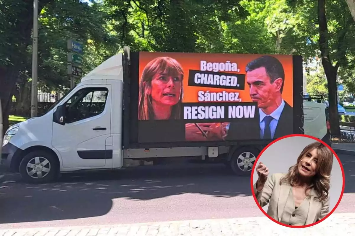 Una camioneta blanca con una pantalla que muestra imágenes de dos personas y un mensaje en inglés que dice "Begoña, CHARGED. Sánchez, RESIGN NOW", con una imagen adicional de una mujer en un círculo rojo en la esquina inferior derecha.