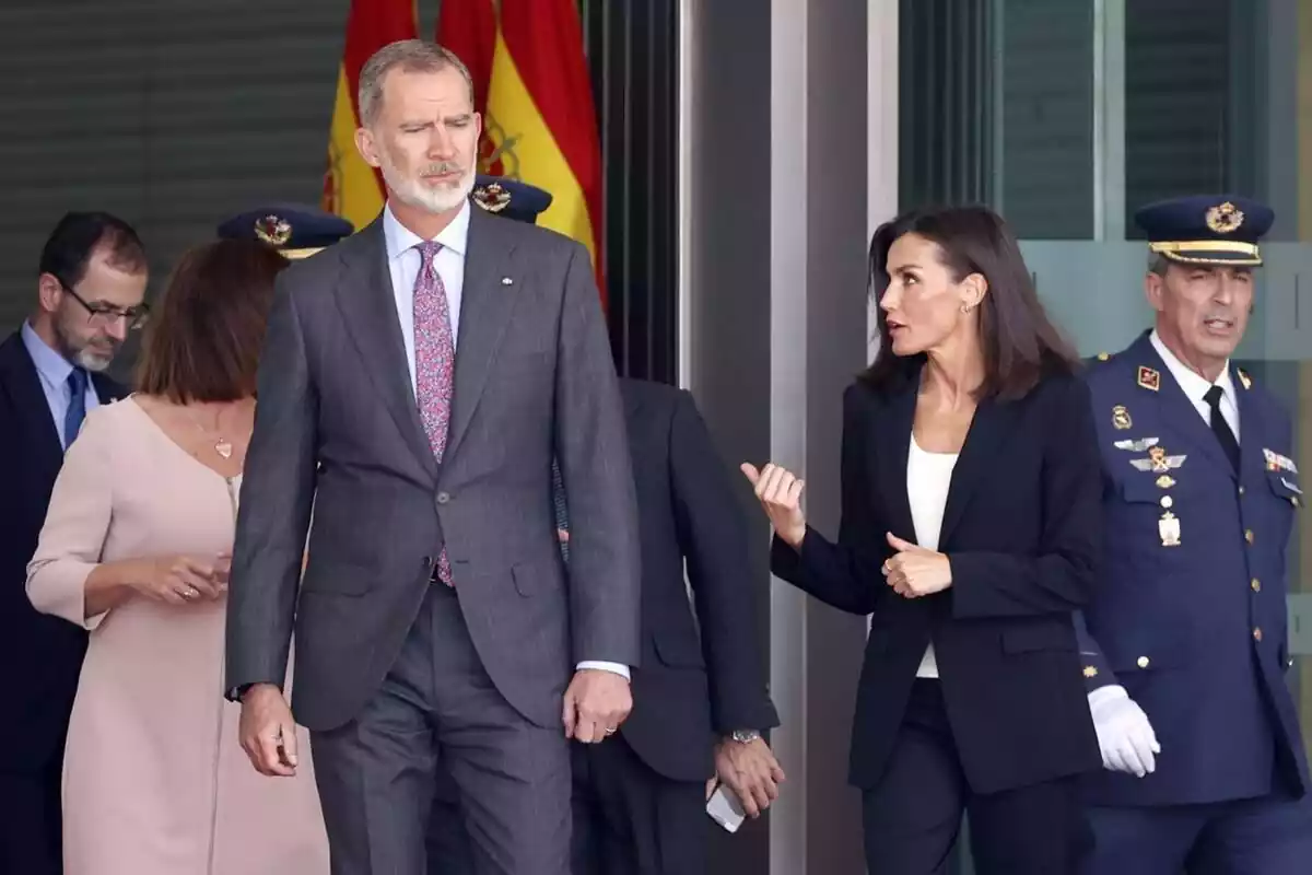 El Rey Felipe camina junto a la reina Letizia