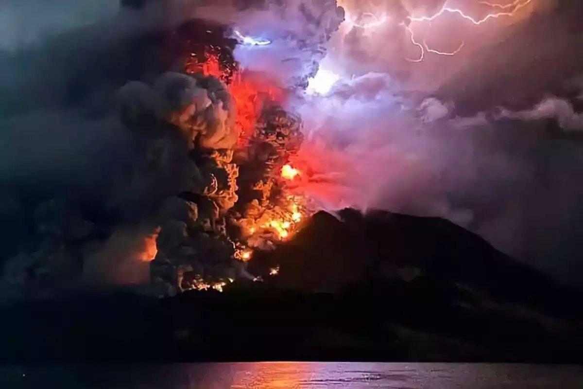 erupción volcán en indonesia, lava y columna de humo