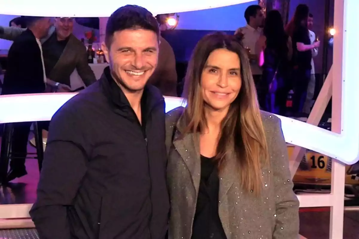 Joaquín Sánchez y Susana Saborido sonriente posando en un evento social con luces de fondo. Joaquín Sánchez y Susana Saborido sonriente posando en un evento social con luces de fondo.