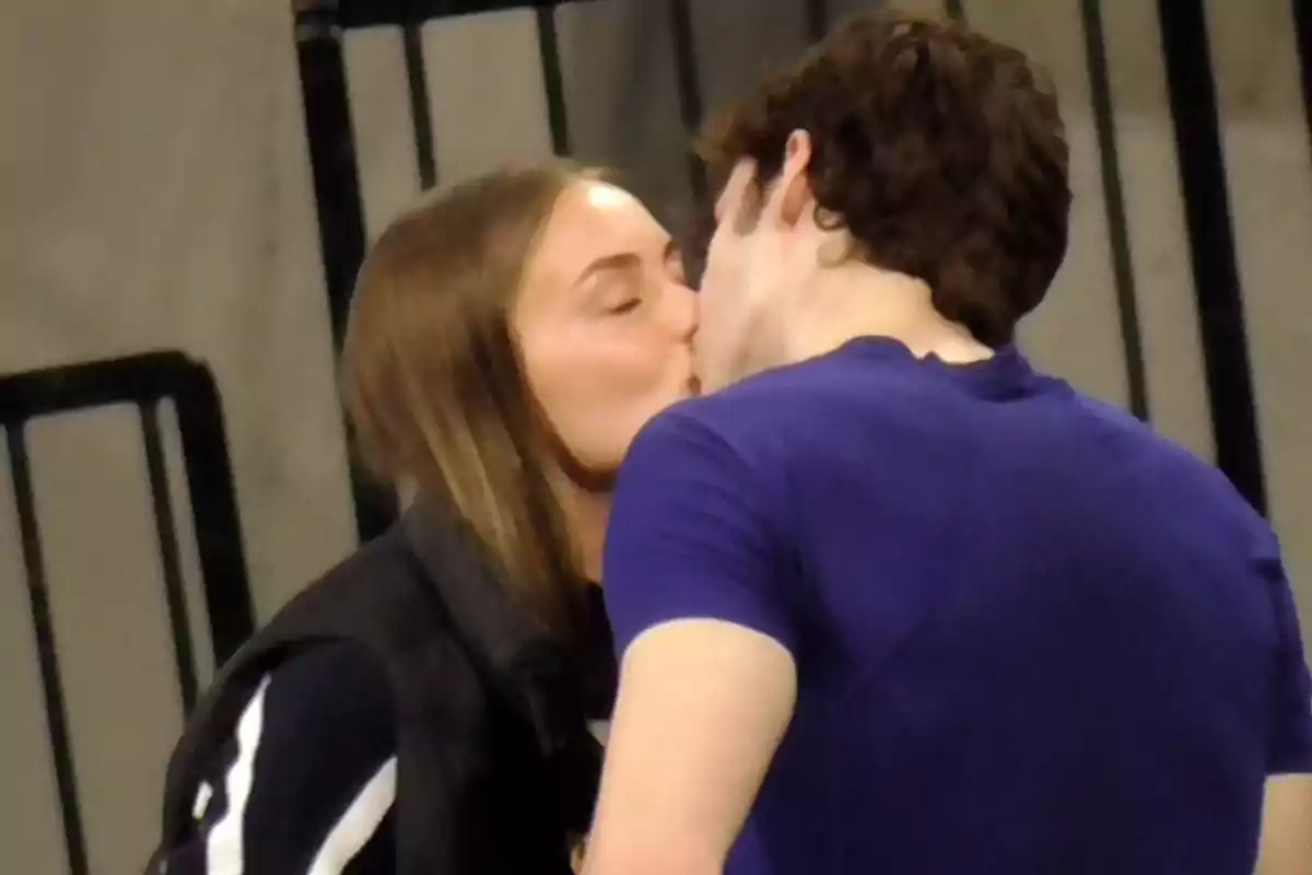 Johanna Zott y Pablo Urdangarin se besa en un entorno público. Johanna Zott y Pablo Urdangarin se besa en un entorno público.