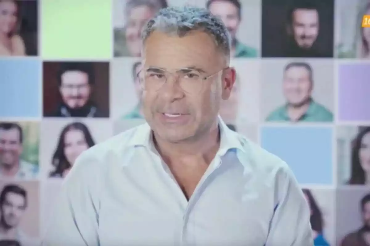 Captura de Jorge Javier Vázquez con camisa blanca en la promo de El Diario de Jorge, de pie frente a un fondo de fotos de varias personas.