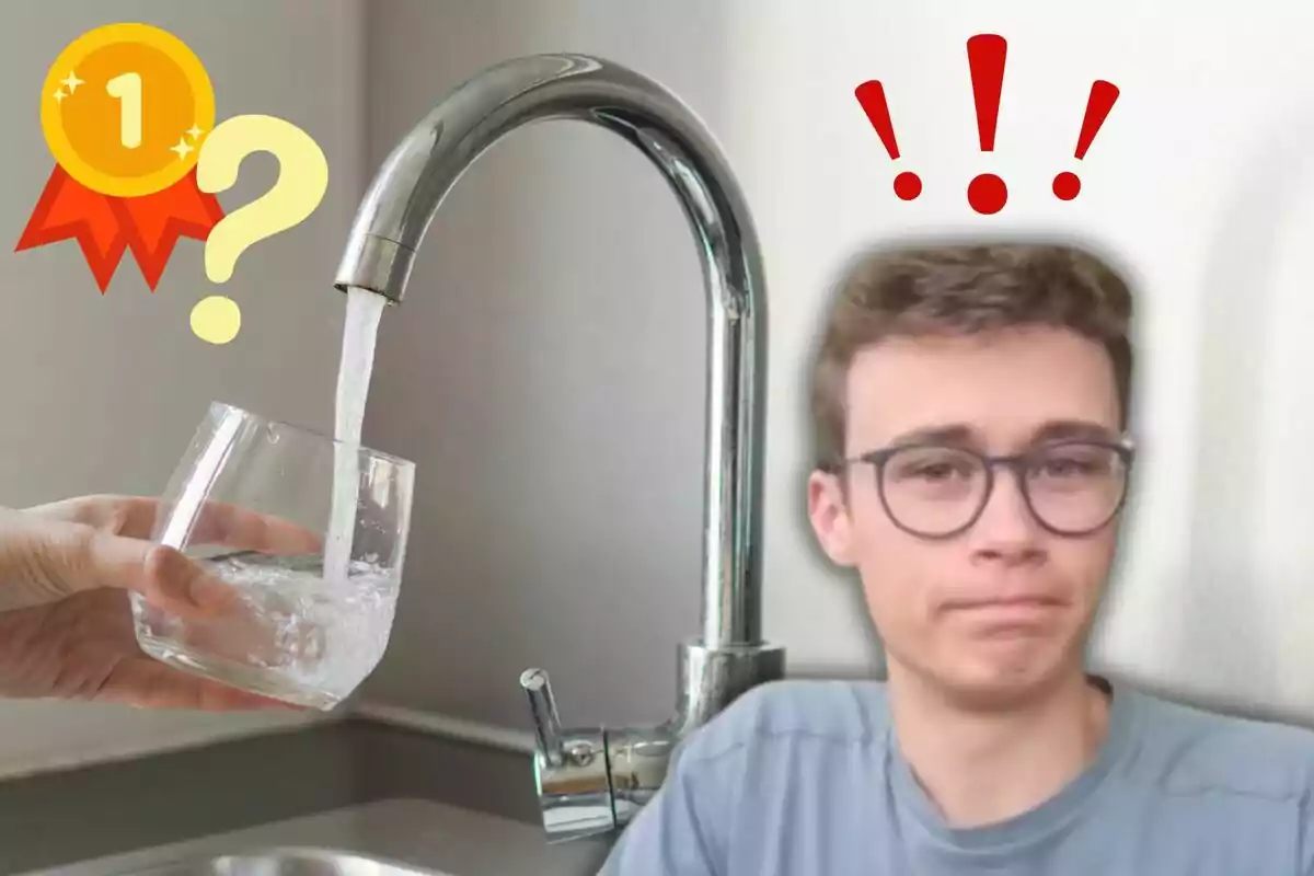 Una persona con gafas y una expresión de duda junto a un grifo de agua, con un vaso siendo llenado y un símbolo de primer lugar con un signo de interrogación.