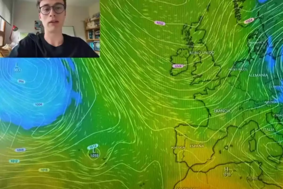 Jorge Rey aparece en una pantalla mientras se muestra un mapa meteorológico de Europa con isobaras y colores que indican diferentes presiones atmosféricas. Jorge Rey aparece en una pantalla mientras se muestra un mapa meteorológico de Europa con isobaras y colores que indican diferentes presiones atmosféricas.