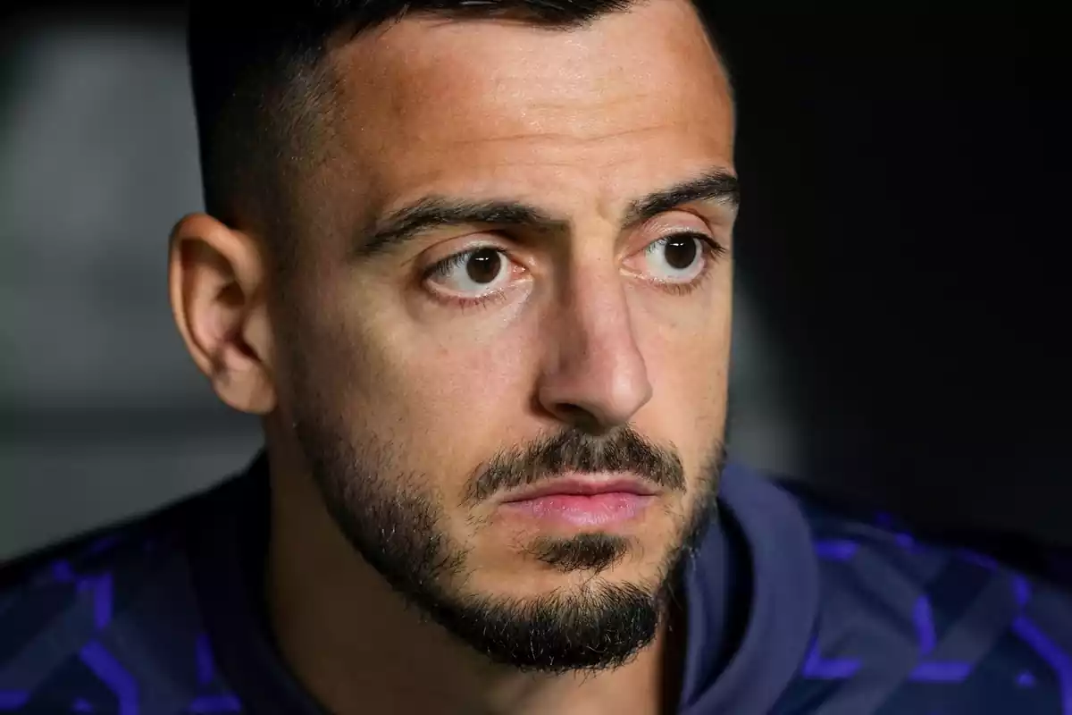 Joselu en primer plano con rostro serio y los ojos bien abiertos