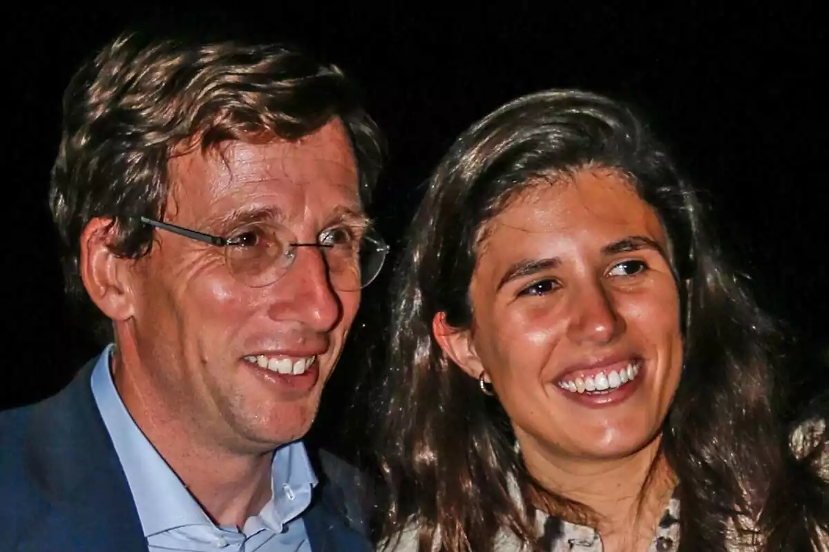 José Luís Martínez-Almeida riendo en traje azul junto a Teresa Urquijo riendo