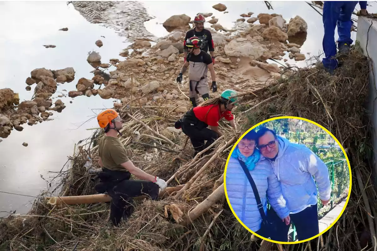 Rescatistas trabajando entre escombros cerca de un río con una imagen insertada de dos personas abrazadas.