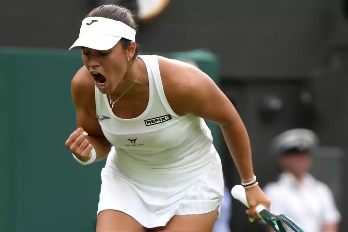 Jugadora de tenis celebrando con emoción durante un partido.