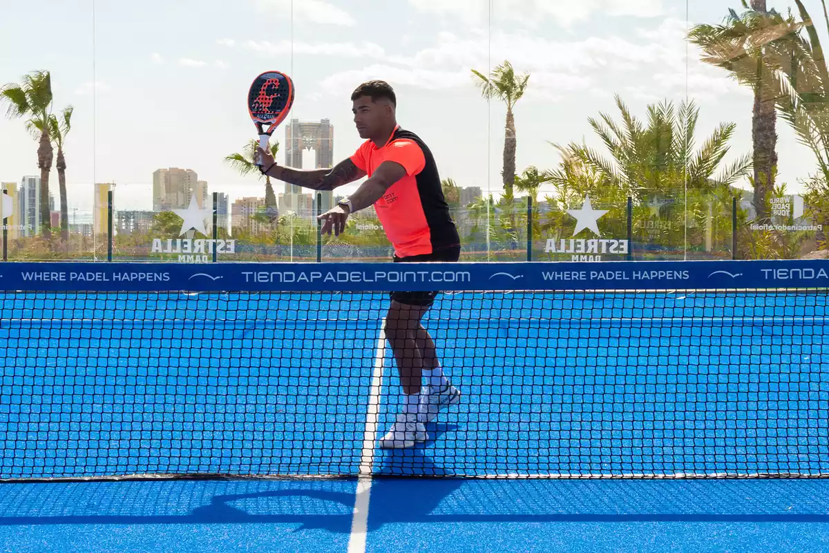 Una persona jugando al pádel