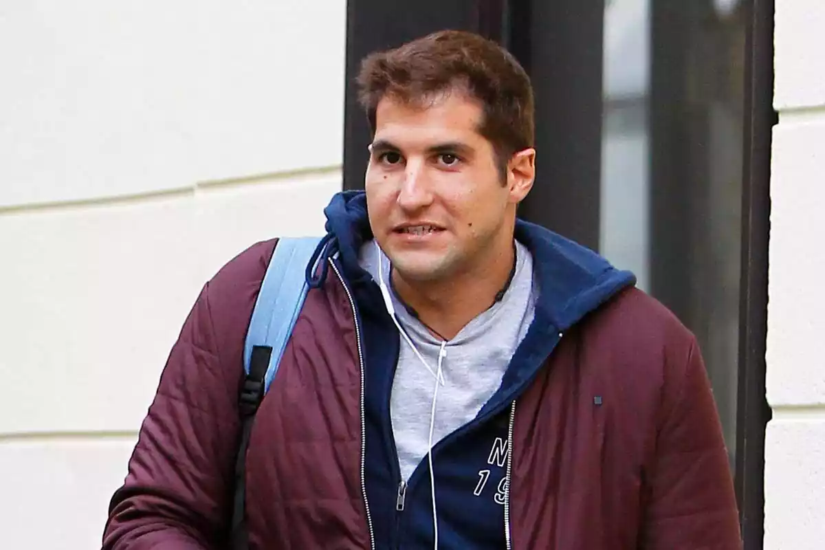 Julián Contreras caminando por la calle con la cara preocupada Julián Contreras caminando por la calle con la cara preocupada