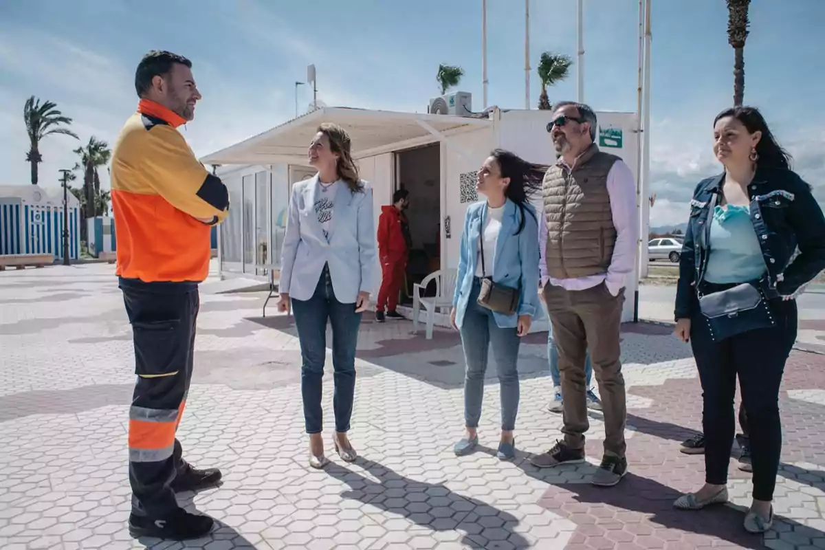 Begoña Carrasco, alcaldesa de Castellón, durante una visita a las playas