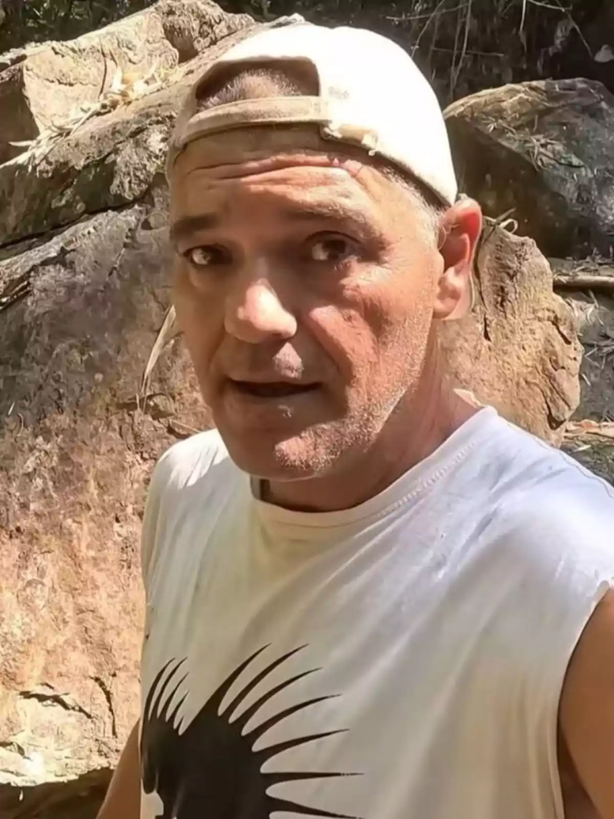 Dos hombres en diferentes contextos, uno con traje sosteniendo unas gafas y el otro con gorra y camiseta en un entorno natural. Dos hombres en diferentes contextos, uno con traje sosteniendo unas gafas y el otro con gorra y camiseta en un entorno natural.