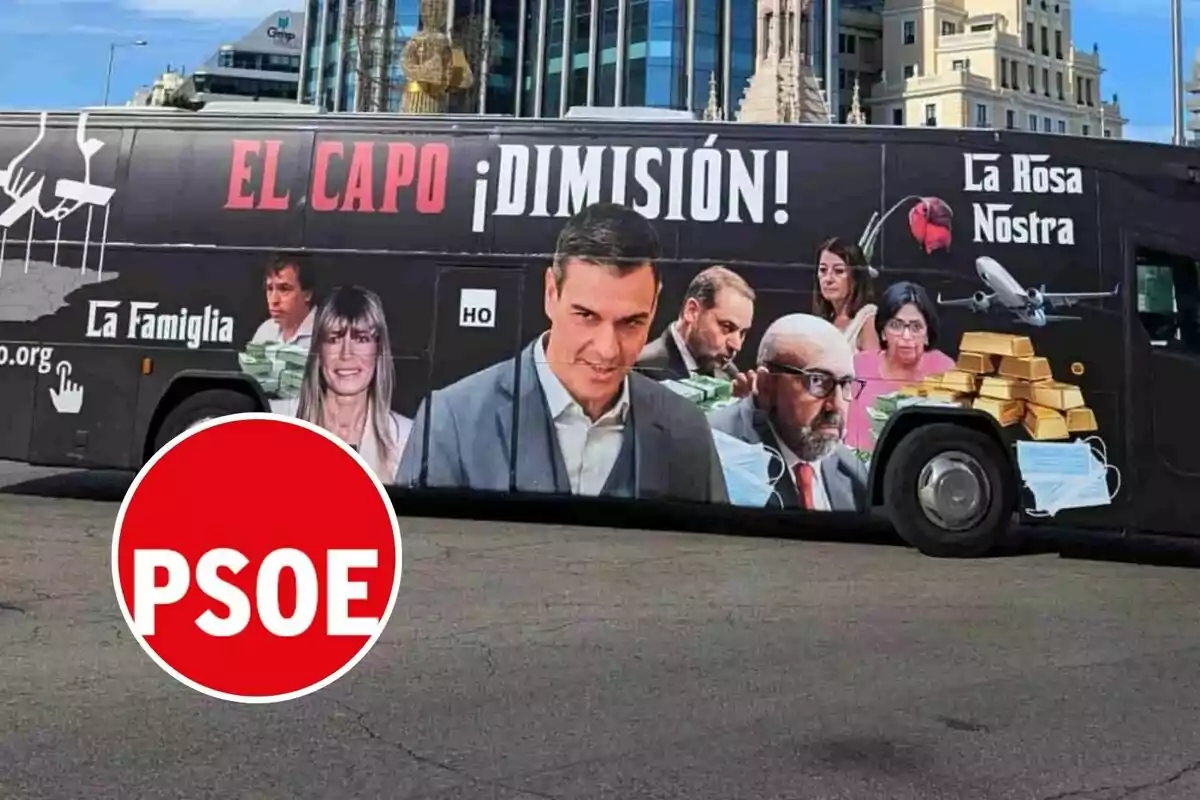 A bus with a graphic design that includes images of several people, stacks of money, gold bars, masks, and a plane, along with the words "EL CAPO RESIGN!", "La Famiglia" and "La Rosa Nostra", as well as a red logo with the letters "PSOE".